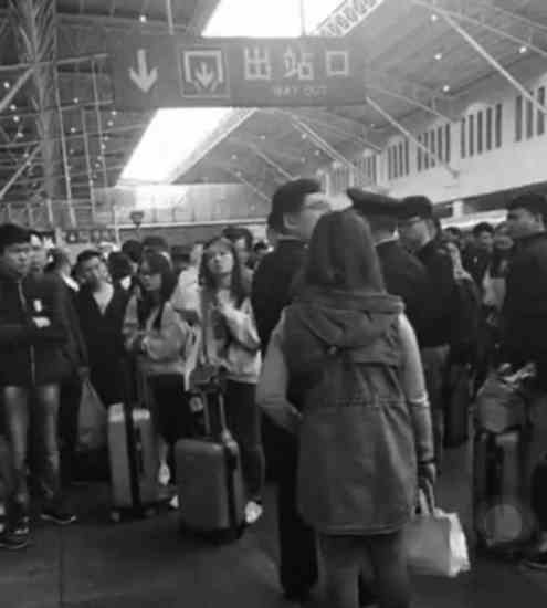 5月1日凌晨，淄博站的许多旅客被告知，他们等待的列车已经严重超员“无法再上人”，同样的事情也发生在江苏南京。